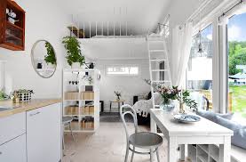 Cette Tiny House Est Situee A Langsjo Stockholm Elle Disponible A La Vente Sur Les Site Interieurs De Toute Petite Maison Decoration Maison Interieur Maison