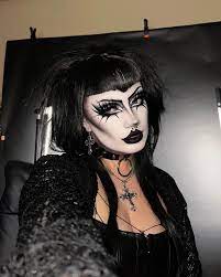 Bury me in this makeup tbh 💀🌹🖤 Trad Goth makeup is so stunning ...