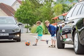 Achtung Kinder Auf Der Fahrbahn Kfz Versicherung Unfall Verkehrserziehung