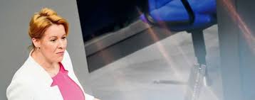 Neukölln mayor franziska giffey (in red) visits temporary accommodations for refugees in her district last year. Plagiatsvorwurfe Gegen Familienministerin Wo Es Fur Franziska Giffey Eng Wird Wissen Tagesspiegel