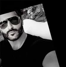 Zřejmě ho zasáhl elektrický proud při nabíjení telefonu. Více ZDE:  https://iprima.tv/3xlWiqo