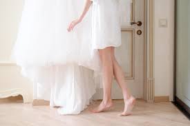 Müssen es wirklich mehr als 100 klopfen sie ihre eigenen hochzeitspläne ab und beantworten sich selbst die frage: Wie Viel Soll Mein Brautkleid Kosten