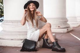 Maybe you would like to learn more about one of these? Outfit Mit Boots Und Kleid So Gelingt Euch Der Stilbruch Shoelove By Deichmann