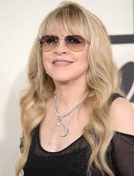 Tal vez mi misión no era ser mamá o esposa, quizás mi misión particular era escribir canciones para hacer sentir mejor a las mamás y a las esposas. Stevie Nicks Just Following Her Muse The New York Times