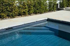 le couloir de nage par l esprit piscine escalier piscine piscine amenagement paysager construction piscine