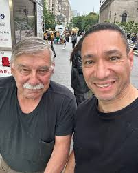 We love when fellow Marines stop by! Semper Fi @shihan2013 🌭🌭🌭🌭🌭🌭 : :  : #nyhotdogs #themet #themetropolitanmuseumofart #marines #usmc  #veteranownedbusiness #nyc #ues #newyorkhotdogking #nyhotdogking
