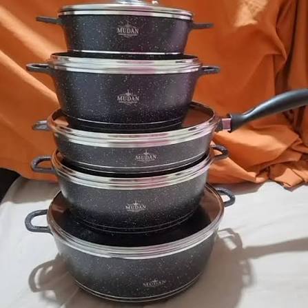 🔥 Juego de Calderos Granito + Sartén Incluye tapas de vidrio y guantes. 💰  RD$3,450 precio alpormayor Resistentes, elegantes y antiadherentes. Cocina  con nivel premium sin pagar de más. 📲 Pídelo ahora