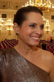 Američanka si chce potřinácté zvětšit prsa, aby je měla největší na světě.  Jejích šest dětí se za ni stydí