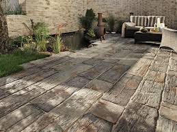 Ehl Gehwegplatte Beton Bahnschwelle Die Ehl Gartenplatte Stonewood In Bahnschwellenoptik Dient Ihrem Garten Als Wic Garden Slabs Concrete Sleepers Patio Slabs