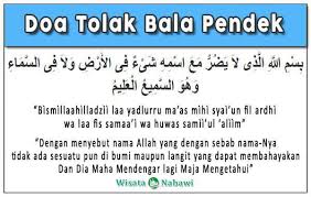 Seperti yang telah dikutip pada artikel bagian atas bahwa berdoa lebih baik jika menggunakan bahasa arab dan tahu artinya, maka dari itu bacaan doa selamat yang akan tersaji pada halaman ini akan di kutif secara lengkap dan ringkas meliputi doa selamat dan artinya. Doa Tolak Bala