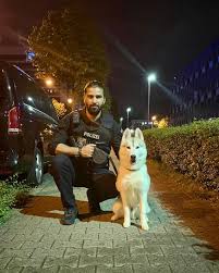 Darüber hinaus verwenden wir cookies, die lediglich zu statistikzwecken, zur reichweitenmessung oder zur anzeige personalisierter inhalte genutzt werden. Pol F 210520 0604 Frankfurt Bockenheim Ausgebuxter Husky Geht Zur Bank Presseportal