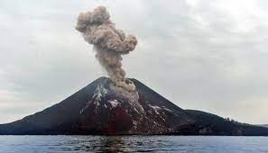 Letusan krakatau diperkirakan 10 ribu lebih besar daripada bom atom yang menghancurkan kota hiroshima, jepang, pada tahun 1945. Gunung Anak Krakatau Meletus Nasional Tempo Co