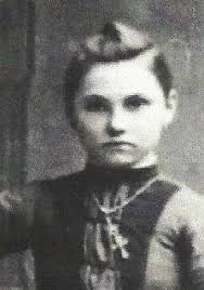 Esther Leiser's Instagram, Twitter & Facebook