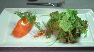 Essen Trinken Rauchlachsroulade Mit Wildkrautersalat Und Honig Senf Dill Dressing Rezept Gefullte Paprikaschoten Essen Lebensmittel Essen