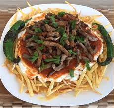 Öncelikle 400 gr dana etimizi julyen doğruyoruz ve tencereye koyup suyunu çekene kadar pişiriyoruz. Cokertme Kebabi Tarifi Farkli Lezzet