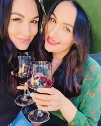 👯‍♀️🍷✨