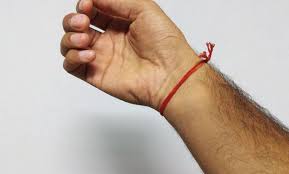 как правильно завязать красную нить на левом запястье видео Pochemu Pravoslavnym Nelzya Nosit Krasnuyu Nit Na Zapyaste Rambler Subbotnij