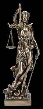 Justitia waagen kann man zwar in vielen haushaltsgeschäften kaufen, doch sind justitia waagen selten in. Justitia Figur Mit Waage Und Schwert Www Figuren Shop De