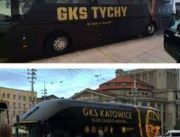 W mediach społecznościowych pojawiły się komentarze, że nowe oklejenie pojazdu przypomina. Gks Tychy Ma Teraz Autokar Jak Gks Katowice Zdjecia Kibice Komentuja Nowy Wyglad Autokaru Dla Pilkarzy Hokeistow I Koszykarzy Gks U Tychy Gol24