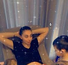 Το πρώην μοντέλο με τις τέλειες αναλογίες φαίνεται ότι δεν έχει αφεθεί στο πέρασμα του χρόνου και τις υποχρεώσεις, αλλά γυμνάζεται σκληρά και τρέφεται υγιεινά. Olympia Xopsonidoy Ligo Prin Gennhsei Ta Paidia Ths Zwgrafizoyn Th Foyskwmenh Ths Koilitsa Fwto