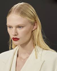 20 foto ispirazionali per sfoggiare i capelli scalati durante la . I Tagli Di Capelli Medi Scalati Di Tendenza Per Il 2022