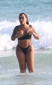 Irmã de Neymar, Rafaella Santos vai à praia e dá ajeitadinha no  fio-dental - CARAS Brasil