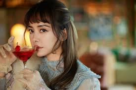 喔喔喔喔喔不可能蔡依林Jolin Tsai 還繼續有巴黎時裝周美照和大家分享欸❤️  看起來她真的粉喜歡這個怪貓包，在巴黎的出鏡率好高！瀏海髮型也好看！看來今天要以《大藝術家》來開場了😆 #valentino