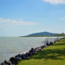 Vak bottyán strand balatonkenese legnagyobb strandja egyedi balatoni panorámával, közel 300 méteres partszakasszal és 1,8 hektáros területtel várja a balaton szerelmeseit. Nagystrand Kepek Leiras Velemenyek Szallas Hu Programok