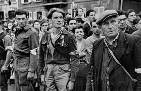 France Chartres 23 Aout 1944 Les Resistants Francais Ecoutent Au General De Gaulle Proclament La Liberation D French Resistance Chartres French Armed Forces