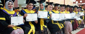 Tidak ada kewajiban untuk mengikuti wisuda. Ijazah Universitas Terbuka