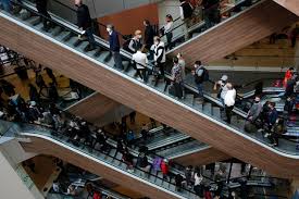 Una nueva emergencia química se ha desarrollado en el mall costanera center, con el aparente suicidio de una trabajadora de la tienda falabella al interior del recinto. Nuevamente Se Registran Largas Filas En Mall Costanera Center Seremi De Salud Dice Que Recinto Cumple Norma Sanitaria El Mostrador