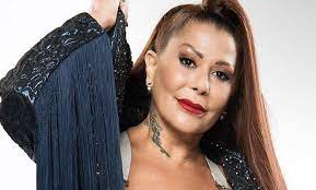 Alejandra guzmán ha estado en boca de todos, por los drásticos cambios que su rostro ha sufrido los padres de la cantante también se unieron al debate por las cirugías de alejandra guzmán. Alejandra Guzman Reaparece Tras Someterse A Cirugia De Emergencia