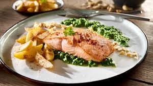 Gebratener Lachs Auf Rahmspinat Mit Krautern Und Pfannen Kartoffeln