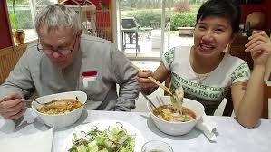 ong xa nhung ha lan dau an bun rieu cai ket