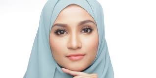 Bentuk wajah satu ini memang sedikit mirip dengan tipe wajah bulat, namun karena memiliki dagu yang sempit, pipi mereka jadi lebih menonjol saat tersenyum. 4 Tips Pilih Hijab Yang Sesuai Dengan Bentuk Wajah Uss Feed