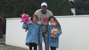 See more of jérôme boateng on facebook. Happy Daddy Jerome Boateng Geniesst Zeit Mit Seinen Kindern Promiflash De