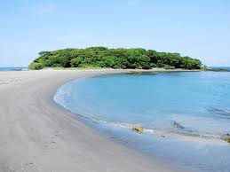 千葉県房総半島の無人島 沖ノ島 を探検してみよう 沖ノ島は千葉県館山市の南房総国定公園内にあり 周囲約1キロの小さな無人島です 陸続きになっているので 車で行くことが出来ますよ シュノーケリングやダイビング 洞窟探検だってできちゃう ツアーが開催