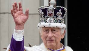 Couronnement de Charles III : mais au fait, pourquoi ses doigts sont-ils  aussi gonflés ?