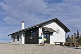 Auf 1523 höhenmetern liegt der gipfel des sonnwendsteins mit dem bergkircherl, wo sich wunderschöne ausblicke eröffnen. File Pollereshutte Jpg Wikimedia Commons