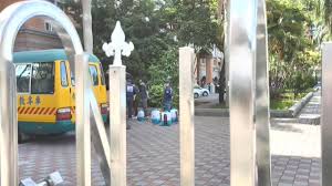 因應雙北升級成第三級警戒，且社區中還有病毒正在擴散，北市教育局經開會討論後，除了原先雙北市的國三生、高三生自 5/17 起停課，另外鄰近萬華警戒區 4 所小學（老松國小、龍山國小、雙園國小及螢橋國小）也停課 1 週。 北市教育局表示，考量目前疫情嚴峻，臺北市自 110 年 5 月 15 日至 5 月 28 C9duqkziylbkpm