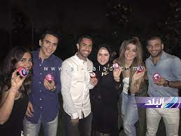 وظهرت يارا وبناتها تمارا وسيلين يرتدون تيشرت بينج وشورت جينز، حيث نالت إعجاب جمهورها. Ø¨Ø§Ù„ØµÙˆØ± ÙŠØ§Ø±Ø§ Ù†Ø¹ÙˆÙ… Ù…Ù‡Ù†Ø£Ø© Ø­Ø³Ø§Ù… ØºØ§Ù„ÙŠ Ø¹ÙŠØ¯ Ù…ÙŠÙ„Ø§Ø¯ Ø³Ø¹ÙŠØ¯ ÙŠØ§ÙƒØ¨ÙŠØªØ§Ù†Ùˆ