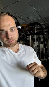 האק מעולה ליצירת תוכן: 1. תורידו גרסת PDF של ספר שאתם אוהבים. 2. תעלו אותה  ל-ChatGPT עם הפרומפט הבא: "בהתבסס על הספר שהעלתי, תכתוב לי 20 כותרות  פוטנציאליות לפוסטים בלינקדאין שיבוססו על