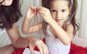 как правильно завязать красную нить на левом запястье видео Kak Pravilno Zavyazat Krasnuyu Nit Rebenku Krasnaya Nit