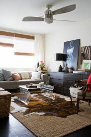 Ein runder teppich schafft ein wohnliches gefühl ohne ecken und kanten. Comment Adopter La Peau De Vache Dans L Interieur Deco Appartement Deco Interieure Deco Sejour
