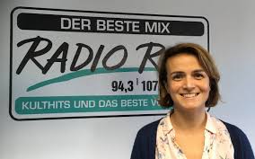Emel sayın, henüz 17 yaşındayken ankara gençlik parkı'nda necdet yazar'ın gazinosunda ilk defa sahneye çıktı. Emel Dutkun Sportbund Remscheid Radio Rsg