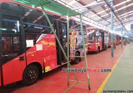 Bus rapid transit trans semarang trans semarang sekarang memiliki tujuh koridor utama dan satu koridor khusus, yaitu koridor i jurusan terminal mangkang — terminal penggaron, koridor ii jurusan terminal terboyo — terminal sisemut ungaran, koridor iii jurusan pelabuhan tanjung emas. Tarif Rp 2 000 Dan Rp 4 000 Bus Trans Jateng Kutoarjo Borobudur Akan Segera Diluncurkan