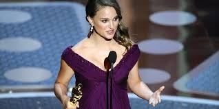 Natalie portman isn't letting the academy of motion picture arts and sciences off the hook for portman's oscar dress is not the first time she's called out an awards show for snubbing women. Natalie Portman Doesn T Display Oscar Statue False Idol