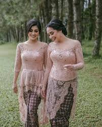 Anda akan menemukan kebaya ini di berrybenka melalui link ini. 38 Inspirasi Modis Kebaya Modern Kerah V