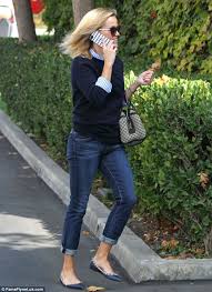 May 25, 2021 · irlandzki przewoźnik 21 razy zaprotestował przeciwko koronawirusowej pomocy dla linii lotniczych, na koncie ma dwa pierwsze sukcesy. Reese Witherspoon Shows Off Her Slim Figure In Skintight Jeans Reese Witherspoon Style Fashion Fashion Outfits