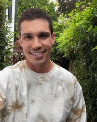 Such a pretty lady & a great actor